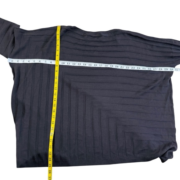 St. John 100% wool Ribbed Pattern super Lightweight Knit oversized sweater EUC - Picture 12 of 14